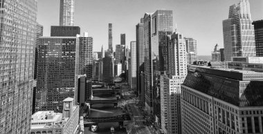 Chicago, ABD - 08 Ekim 2024: ABD şehrinin gökdelen mimarisi. Şehir manzarası. Chicago şehir merkezi, Chicago nehri manzarası. Gökdelen binalı şehir manzarası. Şehir merkezi mimarisi, Illinois.