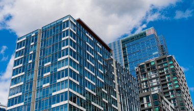 Gökdelen şehir manzarası. Şehir merkezindeki modern şehir. İş şehri. İş bölgesindeki gökdelen binasının manzarası. Gökdelenin şehir mimarisi. Şehir manzaralı bir şehir. Tarihi gökdelenler.