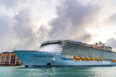 Miami, Florida, ABD - 16 Aralık 2024: Royal Caribbean International tekne şirketi. Gemi turu. Yüzen otel. Deniz Yolcuları Seyahat Senfonisi. Gemi gezisi yaz tatili.