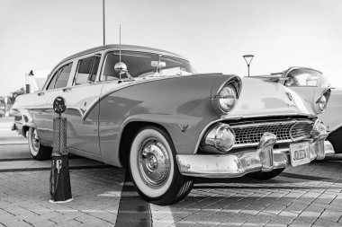 Park Ridge, Illinois, ABD - 22 Ağustos 2024: 1955 Ford Fairlane 'in klasik arabası. 1955 Ford Fairlane. Klasik açık hava. Otomobil fuarında park edilmiş Retro araba, köşe manzaralı. 1955 Ford Fairlane retro arabası.