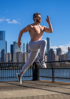 Gövde eğitimi almış bir adam koşuyor. Manhattan 'da koşan adam. New York 'ta sabah sporu koşucusu. Spor antrenmanında koşan koşucu. Sporcu koşucu koşuyor ya da koşuyor.