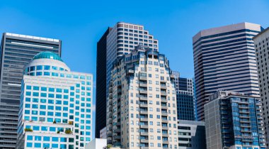 İş bölgesindeki gökdelen binasının manzarası. Gökdelenin şehir mimarisi. Şehir manzaralı bir şehir. Gökdelen şehir manzarası. Şehir merkezindeki modern şehir. İş şehri.