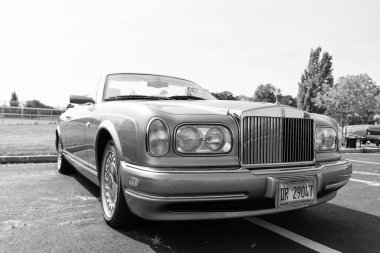 Chicago, Illinois, ABD - 08 Eylül 2024: 2001 Rolls-Royce Corniche aracı, ön görüş. Retro klasik araba. 2001 Rolls-Royce Corniche arabası. Chicago 'da 2001 Rolls-Royce Corniche