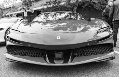 Chicago, Illinois - 29 Eylül 2024 Ferrari sf90 stradale sarı renk. Ferrari SF90 Stradale sokağa park etmiş. Ön manzara. Lüks Ferrari sf90 Stradale Chicago 'da