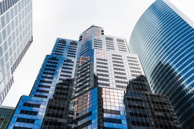 İşletme bölgesinde mimarlık. Mimarlık. İş binası. Cam bina. İş şehri. Şehir mimarisi. Modern cam bina. Yansıtıcı cam mimarisi. Şehir merkezi..