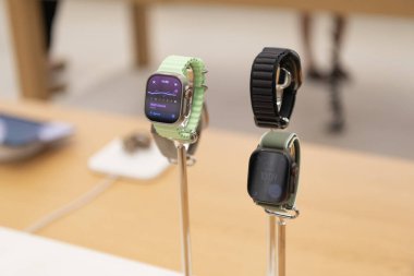Miami, Florida, ABD - 01 Ekim 2025: Apple watch ultra. Akıllı Apple 'lı dijital cihaz mağazası. Şirket Apple mağazası. Akıllı saat aleti sergileniyor. Apple izleme ultra sunumu.