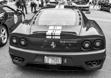 Chicago, Illinois - 29 Eylül 2024: Ferrari 360 kırmızı renk. Ferrari 360 caddeye park etmiş. Arkadan bak. Lüks Ferrari 360 Chicago 'da