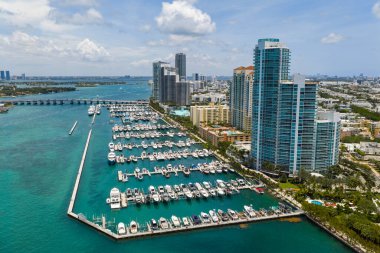 Lüks yat Miami marinasına yanaştı. Miami 'deki kıyı şeridinin havadan görüntüsü. Yelkenli Miamis kıyısı boyunca ilerliyor. Limanın yukarısındaki Miami silueti. Miami 'nin ünlü deniz piyadesi. Yatı olan Marina.