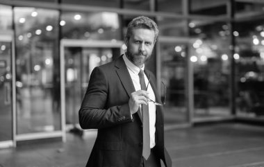 İş vizyonu ve başarı. Başarı vizyonu. Başarılı lider iş adamı. Gözlüklü bir iş adamı. İnsanoğlunun başarı vizyonu var. Yeni fırsatlara odaklanıyorum. İş adamı liderliği.