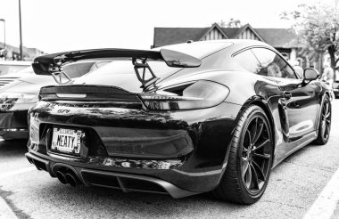 Chicago, Illinois - 29 Eylül 2024: 2015 Alfa Romeo 4C Coupe siyah rengi. P2015 Alfa Romeo 4C Coupe sokağa park etmiş. Köşeden bak. 2015 Alfa Romeo 4C Coupe Chicago 'da