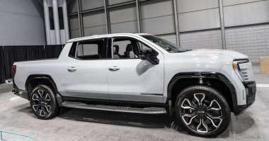 New York City, ABD - 27 Mart 2024: Auto Show 2024. GMC Sierra EV arabası. GMC Sierra EV kamyonet. GMC Sierra EV beyaz renk aracı, köşe görünümü.