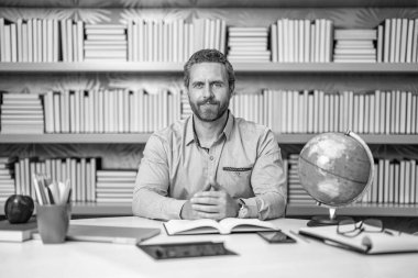 Lise öğretmeni. Öğretmenlerle okul eğitimi. Daha derin bilgi. Öğretmen eğitim bilgisini paylaşıyor. Okul eğitimi öğrenciler için gereklidir. Okulda öğretmen. eğitim ve öğrenim.