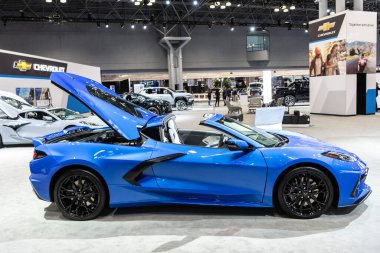 New York City, ABD - 27 Mart 2024: Auto Show 2024. 2020 Chevrolet Corvette C8 spor arabası. Chevrolet Corvette C8 spor araba. Chevrolet Corvette C8 lüks coupe. Mavi renkli Chevy, köşe manzaralı..