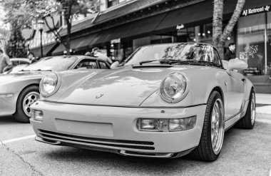 Chicago, Illinois - 29 Eylül 2024: Porsche 911 Carrera Coupe yolda. Porsche 911 Carrera Roadster sarı renk. Porsche 911 Chicago 'daki Carrera Speedster..