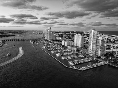 Güneş doğarken özel bir tekne. Lüks teknesi olan bir Marina. Miami 'deki yat kulübü ve yat limanı. Özel yat teknesi olan lüks bir yat limanı. Limanda rıhtımda bir yat var. Marina rıhtımı. Miami 'de lüks yaz tatili.