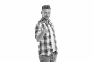 Erkek giyim giymiş yakışıklı bir adamın portresi. Şık erkek giyim tarzı. Kareli tişörtlü adam beyazda izole edilmiş. Gri saçlı, yakışıklı, olgun bir adam. Tarz sahibi erkek işaret ediyor. Erkekler gündelik tarzda.