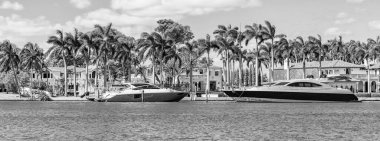 Motorlu deniz manzarası. Yaz tatili. Lüks rıhtım binası. Yaz tatili. Lüks yerleşim bölgesinde bir yat. Rıhtımda teknesi olan bir daire. Özel Liman.