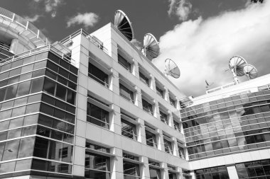 Uydu antenli bir binanın mimari tasarımı. Konut mimarisi. Mimari dış görünüş. Yerleşik cam dış parçası. Modern konut binası. Cam bina..