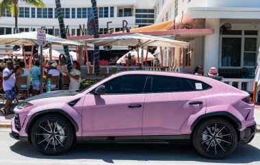 Miami, Florida, ABD - 26 Temmuz 2025 Lamborghini Urus lüks SUV, pırıl pırıl pırıl pırıl pırıl pırıl ayar. Lüks mor renkli Lamborghini Urus. Lamborghini Urus 'un arabası dışarı park edilmiş..