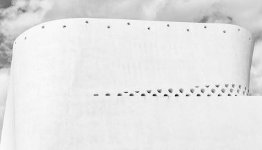 Geometrik turuncu bina tasarımı. Modern mimari. Geometrik şekil. Mavi gökyüzüne karşı modern mimari. Mimari geometrik detay. Dış ve dış görünüş.