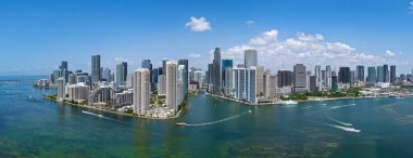 Miami 'deki Brickell Panoraması. Brickell güneşli bir günde ufuk çizgisi. Brickell 'in panorama manzarası. Brickell ünlü bir panorama. Miami şehir merkezi manzarası