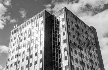 Konut ya da iş binası çok katlı mimari. Mimari dış görünüş ayrıntıları. Dışarıdaki apartman dairesi. Modern apartman binası. Otel mimarisi.