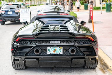 Miami, Florida, ABD - 13 Temmuz 2025 Lamborghini, nadir manzara. Lamborghini Huracan EVO 2020 üstü açık araba. Lüks siyah araba Lamborghini Huracan EVO. Lamborghini Huracan 'ın arabası dışarı park edilmiş..