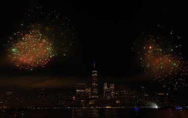 New York Manhattan havai fişekleri arifesinde. Manhattan 'da havai fişekler. New York 4 Temmuz Havai fişekleri. Flashing Fireworks ile New York City Skyline Manhattan. Bağımsızlık Günü