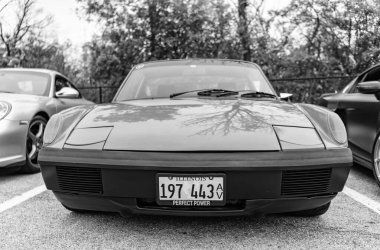 Chicago, Illinois - 29 Eylül 2024: klasik Porsche 9146 mavi renk. Vintage Porsche 9146 sokağa park edilmiş. Ön manzara. Retro Porsche 9146 Coupe Chicago 'da