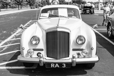Chicago, Illinois, ABD - 08 Eylül 2024: Bentley S1 Continental retro araç, ön görüş. Retro araba. Klasik Bentley S1 Continental araba. Chicago 'da Bentley S1 Continental