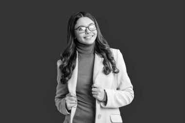 Sonbahar montlu kız öğrenci kırmızıda izole edilmiş. Genç kız gözlük takıyor. Sonbahar stil kızı. Moda ve şık öğrenci kız. Gençler için sonbahar moda tarzı. Sonbahar modası. Parlak ve parlak..