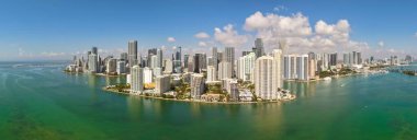Miami 'nin gökyüzü manzarası. Brickell Miami 'nin Panorama şehri. Florida sahil şeridinin insansız hava aracı görüntüsü. Gökdelenleri olan Miami gökdelenleri. Yazın Miami 'nin hava manzarası