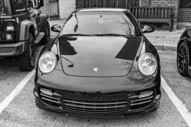 Chicago, Illinois - 29 Eylül 2024: Porsche 911 Carrera Turbo S Coupe mavi renk. Porsche 911 Carrera S sokağa park etmiş. Ön manzara. Chicago 'da Porsche Carrera 911 Turbo S Coupe