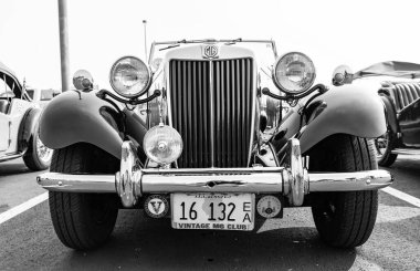 Chicago, Illinois, ABD - 08 Eylül 2024: MG TF spor arabası 1950 üstü açılabilir araç, ön görüş. Retro spor araba. Üstü açık MG TF araba. MG TF siyah ön görünümü