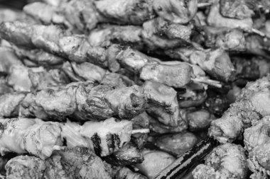 Kızarmış tavuk kebabı. Lezzetli şiş kebap. Izgara barbekü. Mangalda pişen şiş et, şiş kebap. Şişte tavuk eti. Mangalda tavuk var. Izgara ızgara. Arka bahçe hafta sonu.