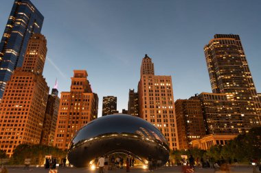 Chicago, 2-22 Ekim. 2024: Chicago gökdelenin mimarisi. Şehir gecesi aydınlatılmış bina. Gökdelen şehir manzarası. Chicago 'nun gece şehri. İş şehri. Chicago gökdelen binasının gece manzarası. Şehir ışıkları parlıyor.