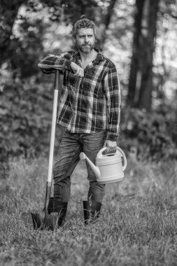 Bahçe aleti. Bitki ekme ve yetiştirme. Bahar çiftçiliği. Ağaç dikiyorum. Bahçıvanlık ve tarım. Kürekli İspanyol bir çiftçi. Bahar çiftliğindeki çiftçi. İnsan kürekle ağaç diker. Dünya günü.