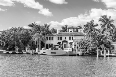 Rıhtım manzaralı bir ev. Yazın tatil binası. Lüks liman arazisi. Otel binası. Konut mimarisi ve yat. Modern bina. Rıhtımda bir apartman dairesi..