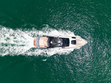 Yaz tatili. Yaz motorlu tekne turu. Lüks motorlu tekne yatı. Yat marinaya gidiyor. Tekne ve yat gezisi. Lüks bir yaşam tarzı. Marina yat kulübü hava manzaralı. Yat lüks deniz manzarası.