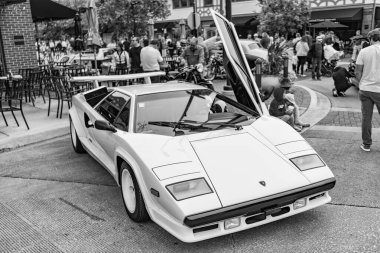 Chicago, Illinois - 29 Eylül 2024: Lamborghini Countach beyaz rengi. Lamborghini Countach sokağa park etmiş. Köşeden bak. Chicago 'da lüks Lamborghini Countach