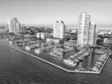 Özel rıhtım. Lüks yatı olan Güney Point Miami marinası. Yaz tatili. Lüks Güney Sahili marinası. Lüks bir yat. Miami güney sahili manzaralı. Yat kulübü. Marina Miami, Florida 'da.