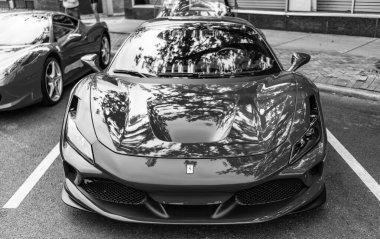 Chicago, Illinois - 29 Eylül 2024: Ferrari F8 Spider veya Haraç kırmızısı. Ferrari F8 Spider ya da Haraççı sokağa park etmiş. Ön manzara. Lüks Ferrari F8 Örümcek ya da Chicago 'daki haraç