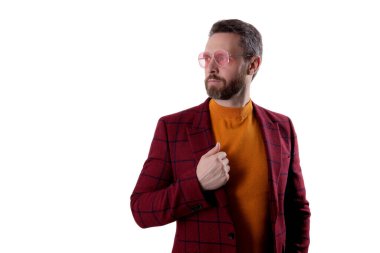 Beyazda izole edilmiş modaya uygun adam modeli. Güneş gözlüklü ve ceketli İspanyol adam. Olgun ve şık. Adam modaya uygun erkek giyer. Erkek modası. Gündelik moda bakışı. Boşluğu kopyala.