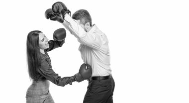 İş adamları savaşmaya hazır. İş rekabeti. Beyazlara izole edilmiş boks eldivenli iş adamları. İş rekabeti. İş ortakları arasındaki şirket rekabeti. Pankart.