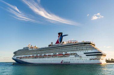 Miami, Florida, ABD - 24 Aralık 2024 Yaz Tatili Seyahati. Karnaval yolcu gemisi. Gemi turu. Gemi Miami limanından ayrılıyor. Seyahat güzergahı. Karnaval Gündoğumu yolcu gemisi yolculuğu.