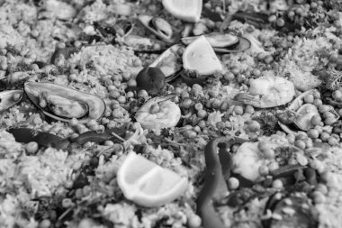 İspanyol mutfağı. Geleneksel pirinç deniz ürünleri paellası. İspanya Dish 'i, deniz ürünleri paella geçmişi. Karidesli İspanyol paella, yemek tarifi. Pirinç yemeği. Pirinç pilavı. Paella deniz ürünleri. Lüks yemekler..