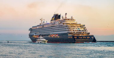 Miami, Florida, ABD - 21 Aralık 2024: Gemi limandan ayrılıyor. Explora II yolcu gemisi yolculuğu. Yaz tatilinde gemi turu. Explora Seyahat yolcu gemisi. Gemi turu. Günbatımı denizinde seyahat et.