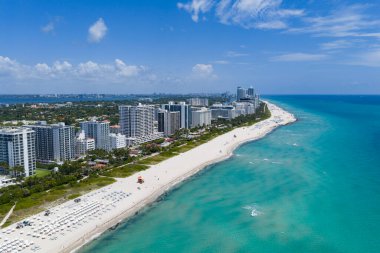 Turkuaz suları olan Miami plajı. Kumlu sahil şeridi ve dalgaların havadan görünüşü. Kumsallı tropik Miami sahnesi. Güney Miami 'nin okyanusu. Miami Sahili Panoramisi