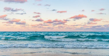 Deniz doğarken sakin ufuk manzarası. Deniz manzarasında romantik yaz tatili gündoğumu. Deniz ufku manzarası. Yaz tatilinde bulutlu gökyüzü ve deniz manzarası. Deniz ufkuyla gökyüzü. Ufukta gün batımı.