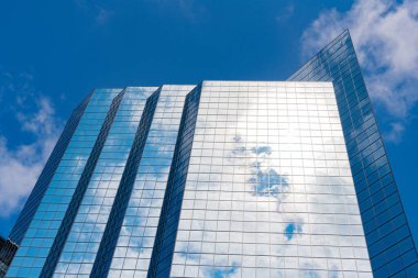 Perspektif gökdeleni. Minimalist cam mimarisi. İş gökdeleni binası. Mimari inşaat sektörü. Cam gökdelen. Şehir mimarisi. Mimarlık ofisinin dış binası..